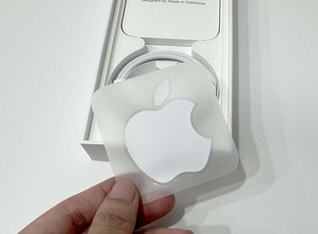 iPhone 16包裝盒不再內附蘋果LOGO貼紙。(圖/記者吳佩樺)