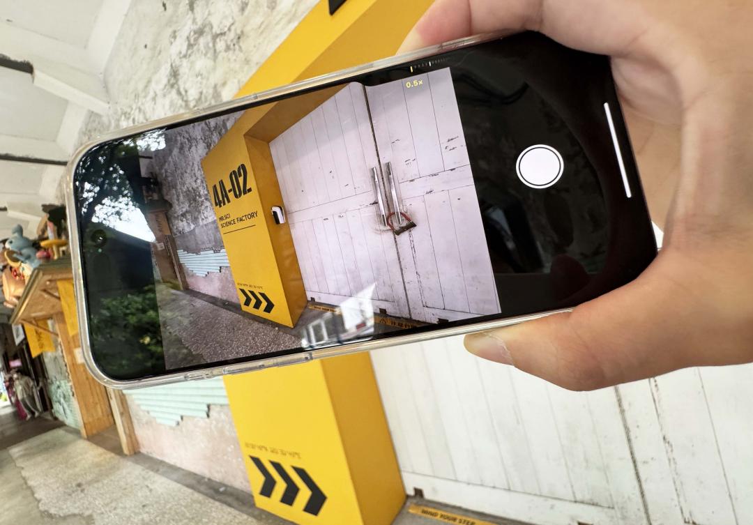 相機控制鍵採壓力感測，需要一點時間適應，習慣後就能順暢操作。（圖／記者吳佩樺攝）