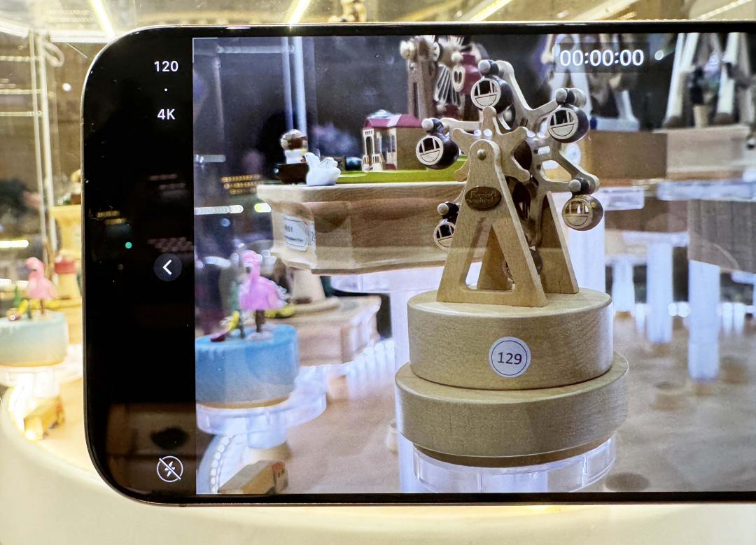 受惠A18 Pro晶片，可拍攝4K 120fps，可用慢動作或一般影片模式拍攝。也能錄製4K 120fps的ProRes影片，需搭配外接SSD硬碟。 （圖／記者吳佩樺攝）