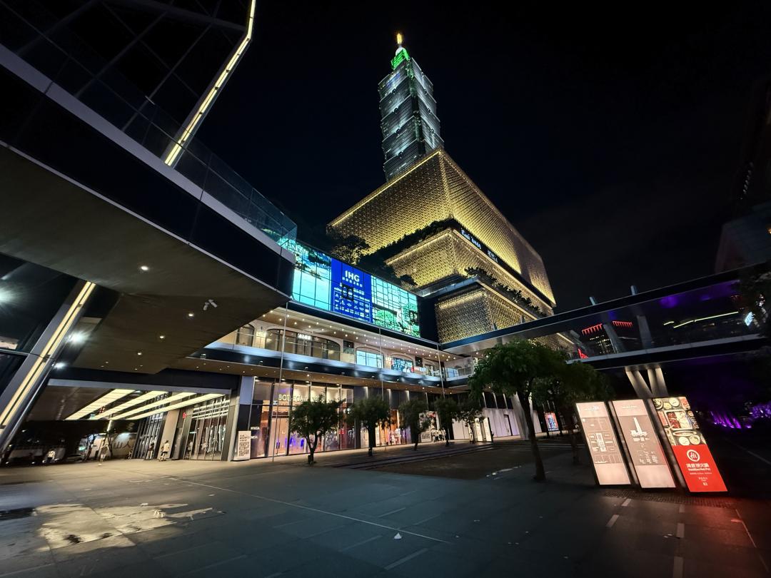 超廣角夜拍。（圖／記者吳佩樺攝）