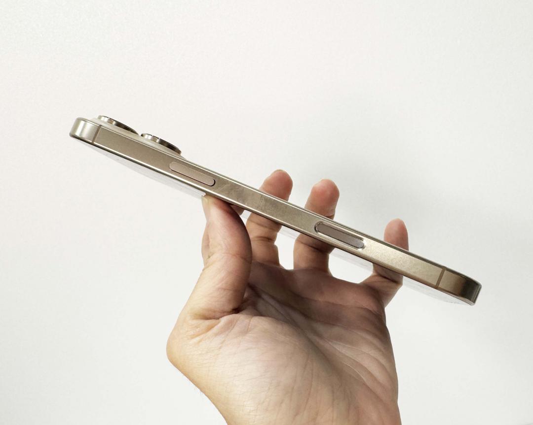 機身右下方新增了相機控制鍵，按鍵表層是藍寶石玻璃。（圖／記者吳佩樺攝）