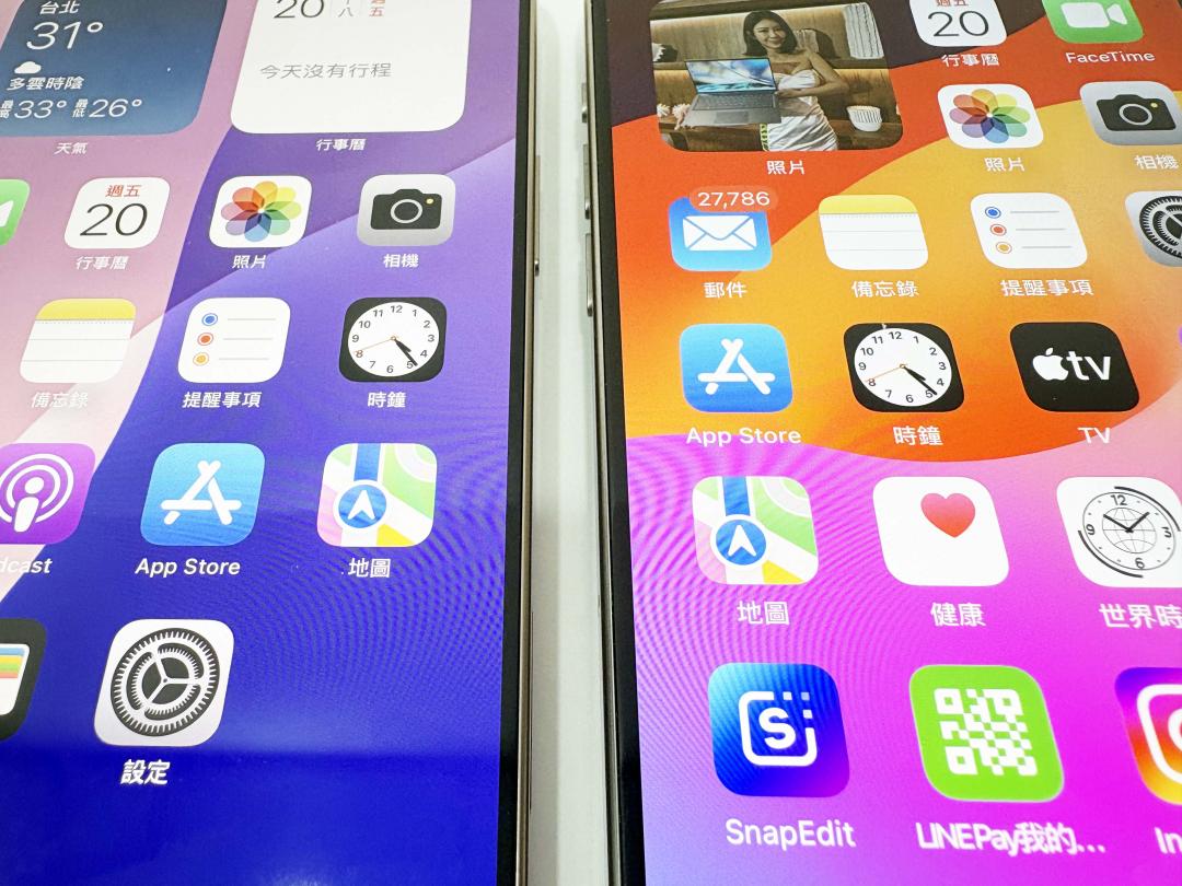 iPhone 16 Pro Max（左）擁有歷代最窄邊框，右圖為iPhone 15 Pro Max。（圖／記者吳佩樺攝）
