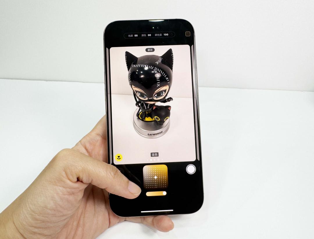 全新的攝影風格功能，不只可套用固定模式，蘋果還設計控制板，讓用戶可自行調整色調，實現更個人化的照片。（圖／記者吳佩樺攝）
