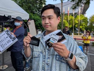 iPhone 16 開賣排隊人潮再現!頭香哥排 10 天就要頂規 1TB、沙漠鈦金 iPhone 16 開賣排隊人潮再現!頭香哥排 10 天就要頂規 1TB、沙漠鈦金