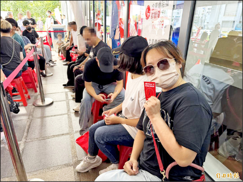 鄭小姐全家四口出動,成功排到遠傳電信購機頭香。(記者吳佩樺攝)