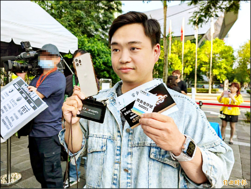 搶得中華電信頭香的賴先生透露,因公司有拍攝影音需求,選購最大的1TB容量,最想體驗杜比視界的拍攝功能及相機控制按鍵。(記者黃肇祥攝)