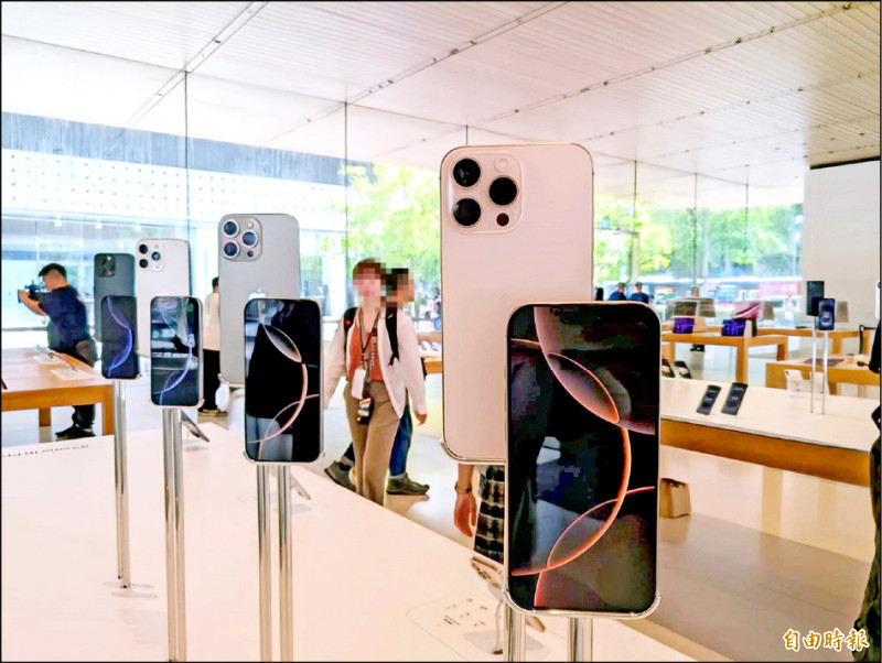 綜合電信業者、通路說法,iPhone 16 Pro是今年最搶手的機型,多數消費者更指名「沙漠色鈦金屬」。(記者黃肇祥攝)