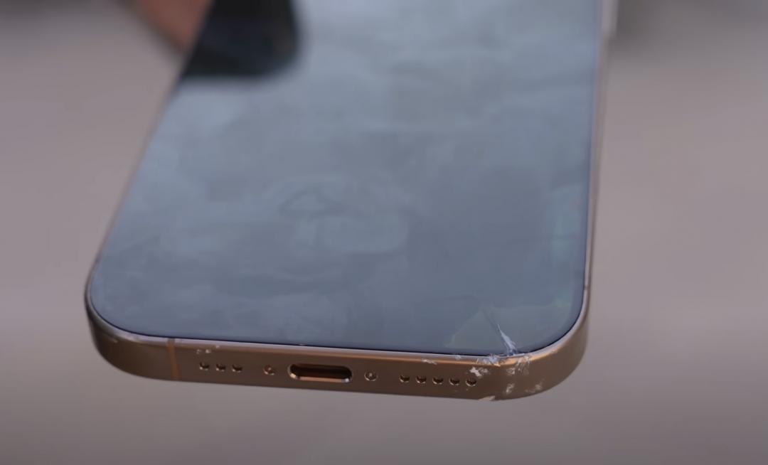 可能是螢幕邊框縮窄的緣故,iPhone 16 Pro螢幕邊緣變得脆弱。(圖/翻攝AppleTrack)