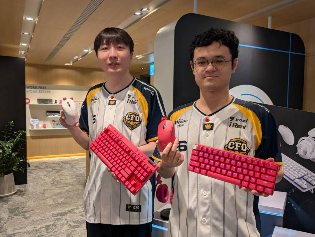 台灣電競戰隊中信飛牡蠣選手 Rest（左）、Shunn（右）今日現身活動分享心得，皆表示最期待PRO X SUPERLIGHT 2 DEX的人體工學設計，能夠讓長期訓練的手更加舒服。