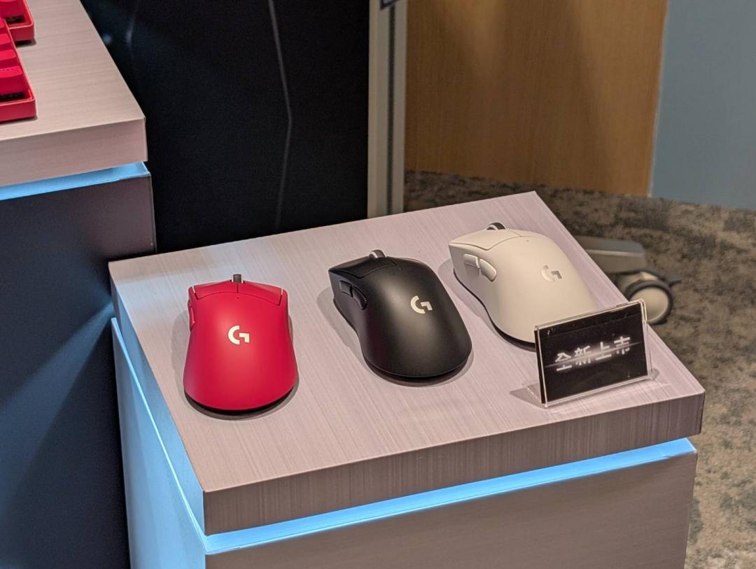 PRO X SUPERLIGHT 2 DEX無線遊戲滑鼠以輕薄為亮點，提供黑、白、桃三種顏色，售價4,990元。