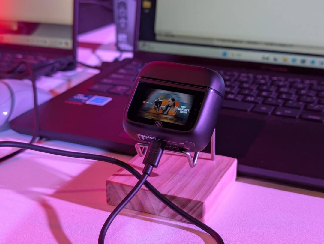 通過 3.5mm 音源線，充電盒可以將外接設備的音樂，以無線高音質的方式，傳送到耳機上。（圖／記者黃肇祥攝）