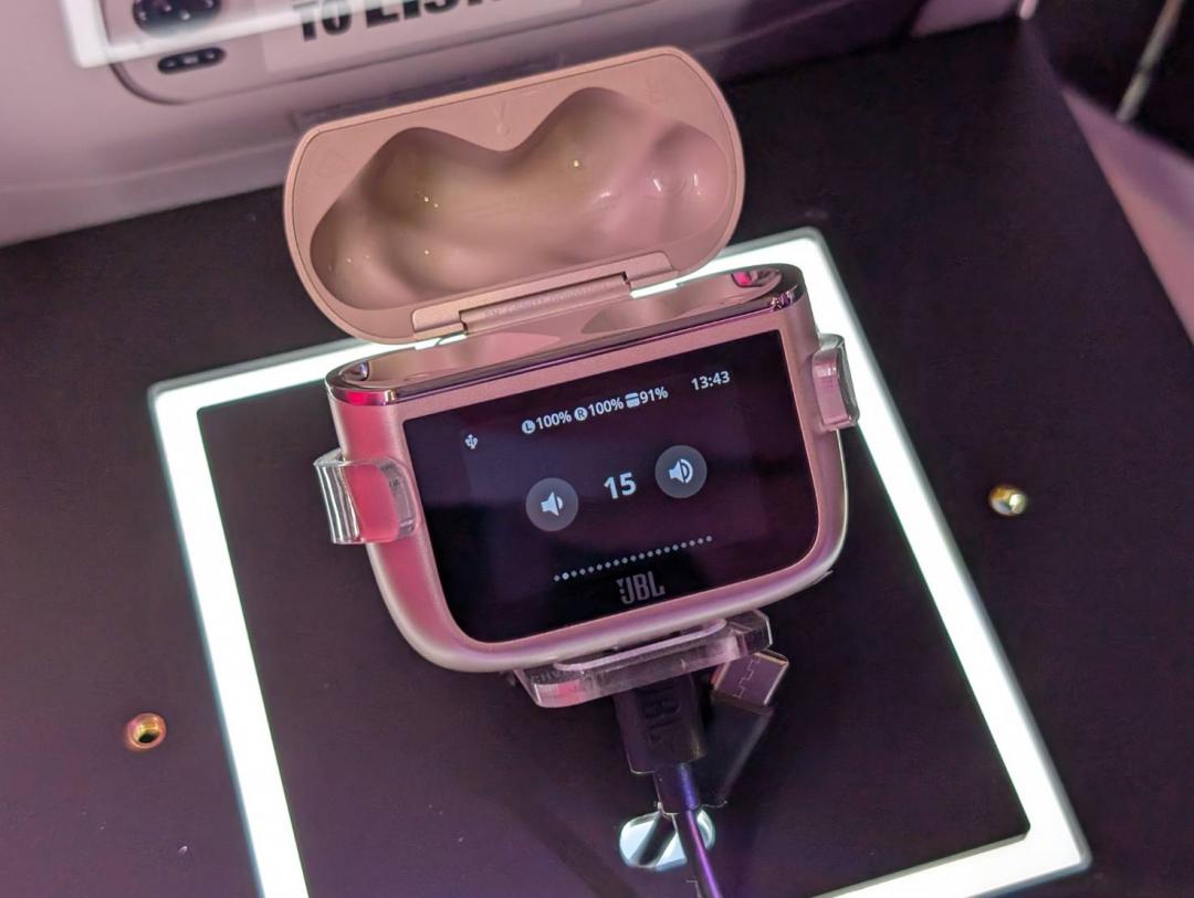 Tour Pro 3 觸控螢幕上有多項功能，從基本的音量、EQ、歌曲切換，到進階的手電筒與尋找耳機，都能藉由這塊螢幕完成。（圖／記者黃肇祥攝）