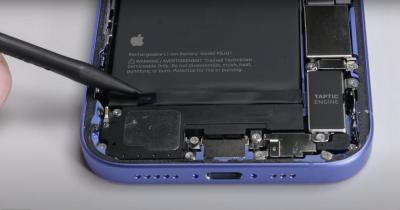 iPhone 16大突破!iFixit拆解後罕見大讚:歷代最好維修設計 iPhone 16大突破!iFixit拆解後罕見大讚:歷代最好維修設計