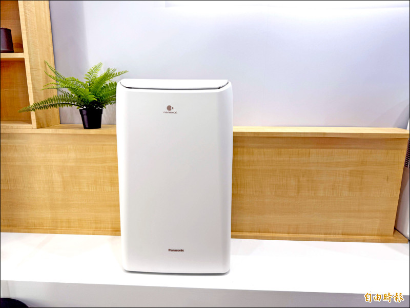 Smart Dry系列變頻除濕機加入Slim機型，外型纖薄的同時，也不減省電和除濕效果。（記者吳佩樺攝）