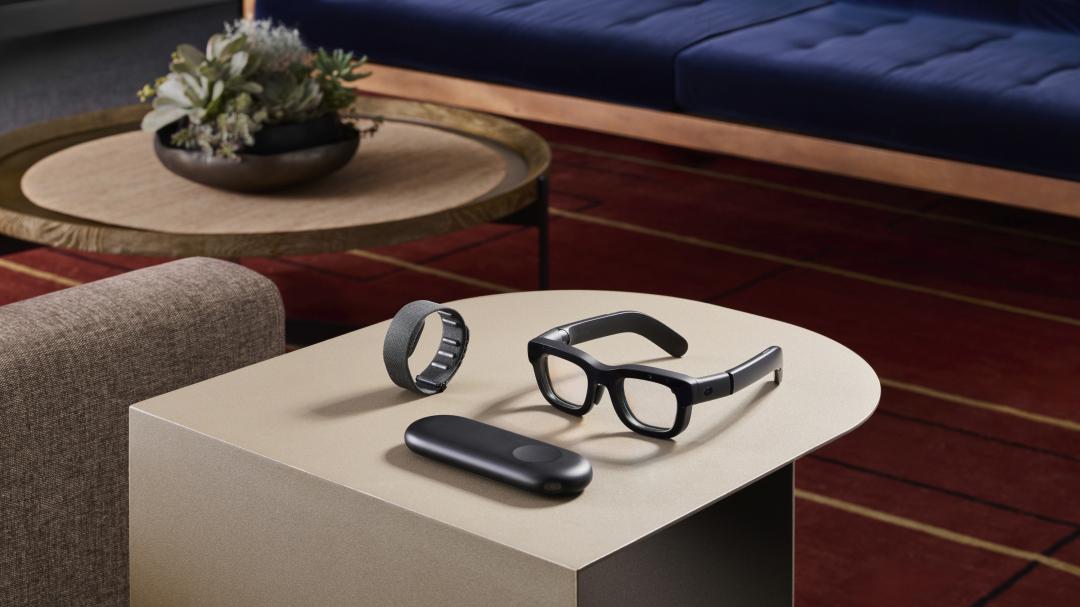 為了操控 AR 畫面，目前 Orion 仍必須搭配手環來追蹤手勢。（圖／Meta）