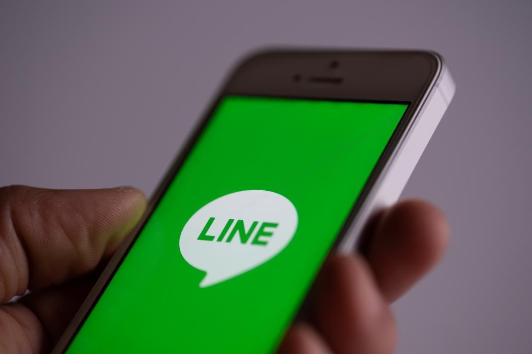 LINE預告將於11月中旬結束對「未滿LINE 12.18版本」的手機支援。（圖／翻攝網路）