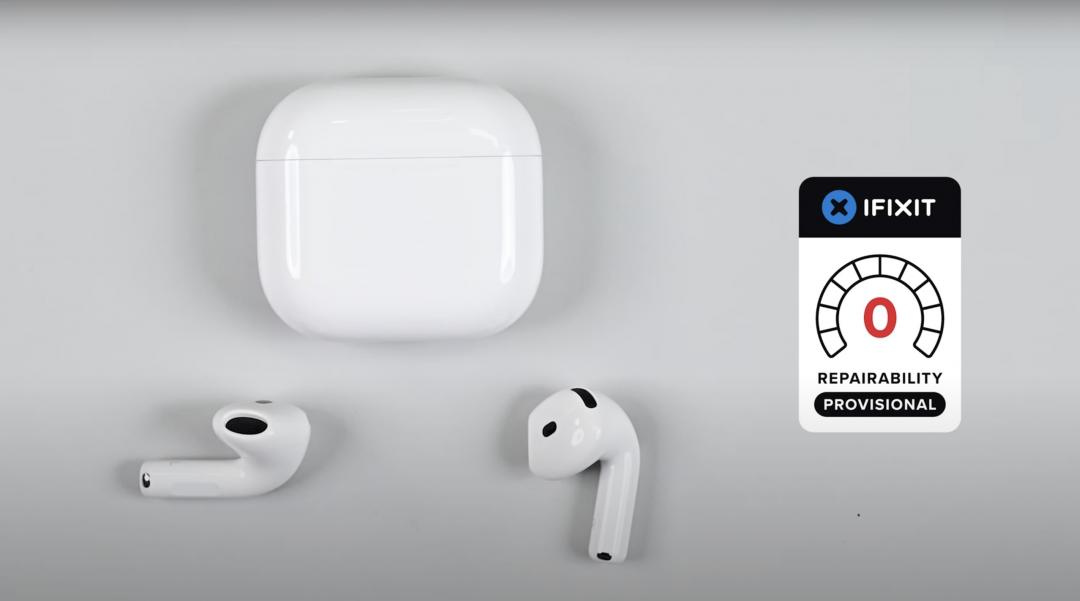 iFixit拆解AirPods 4，認為仍然是維修惡夢。（圖／翻攝YT）