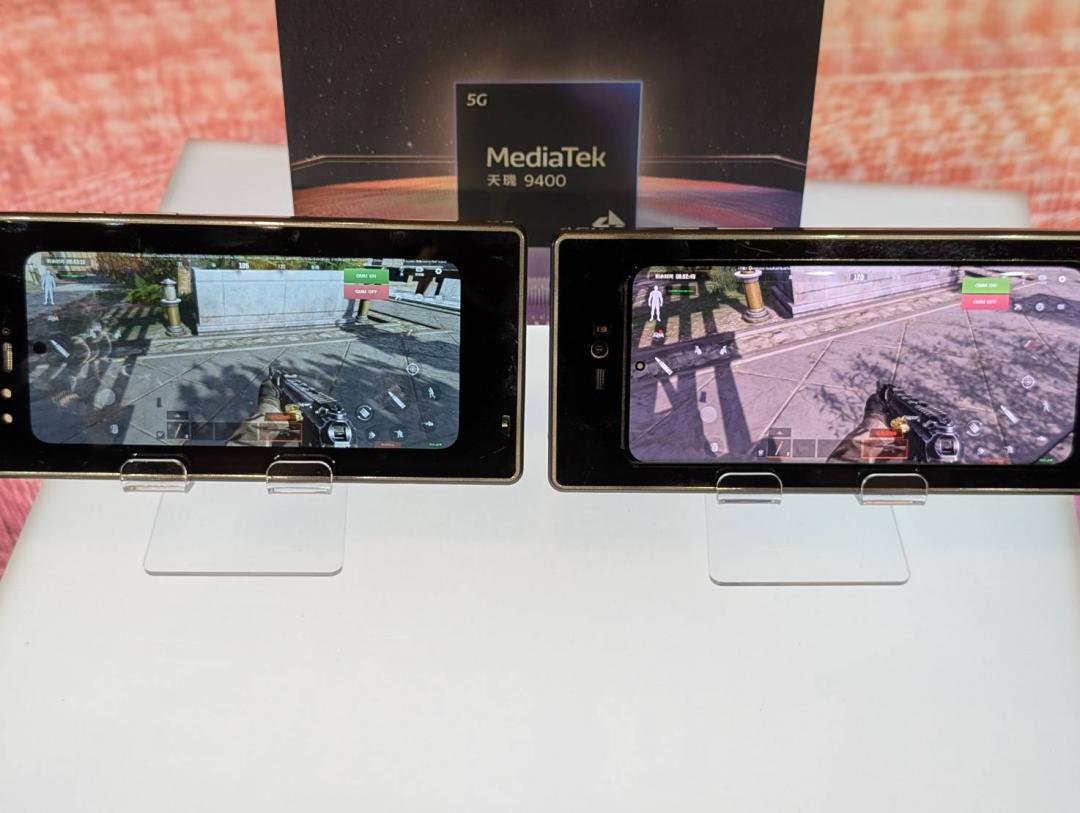 啟用OMM追光引擎（右邊手機）可以讓光追效果更動人。（圖／記者黃肇祥攝）