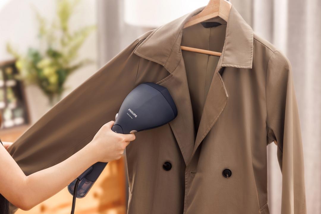 手持式掛燙機可處理多種衣料,包括材質細緻的雪紡紗、大衣外套等。圖為飛利浦STH7020。