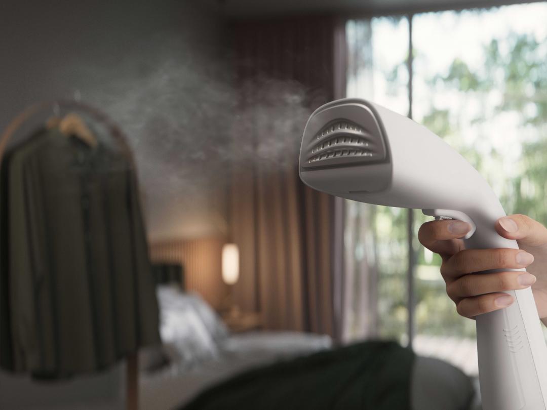 選購手持式掛燙機最重要的是蒸氣量大小,這是影響燙衣效果的關鍵。圖為伊萊克斯極淨呵護700。