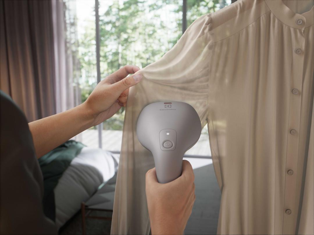 手持式掛燙機具有體積小、加熱快的優點,是快速整燙衣物的好幫手。圖為伊萊克斯極淨呵護700。