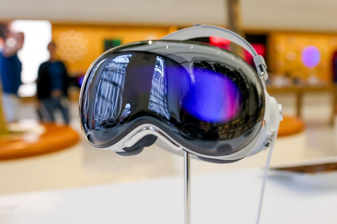 Vision Pro礙於價格昂貴，未能真正撼動市場，傳聞蘋果正開發平價版。（圖／路透社）