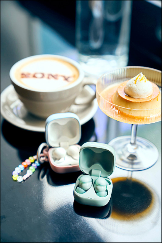 LinkBuds Open預計在25日上市開賣（圖後），LinkBuds Fit（圖前）則會在11月初開放預購，兩者售價皆為6,490元。