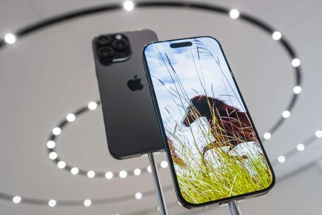 傳聞蘋果明年的二手收購手機iphone 17 Pro Max將會縮小動態島。（圖／路透社）