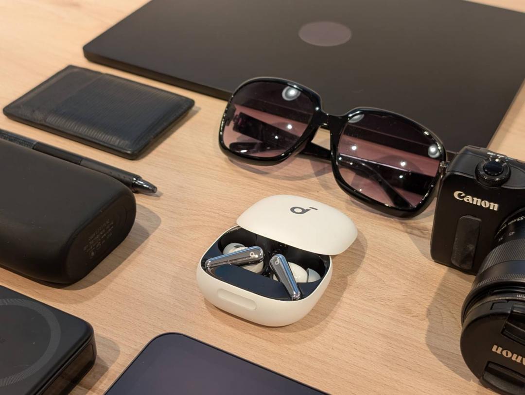 soundcore Liberty 4 Pro 在通路、官網上市開賣，售價 4,990 元，共有亮面藍、亮面黑、暗面黑、暗面白、暗面藍 5 種顏色。（圖／記者黃肇祥攝）