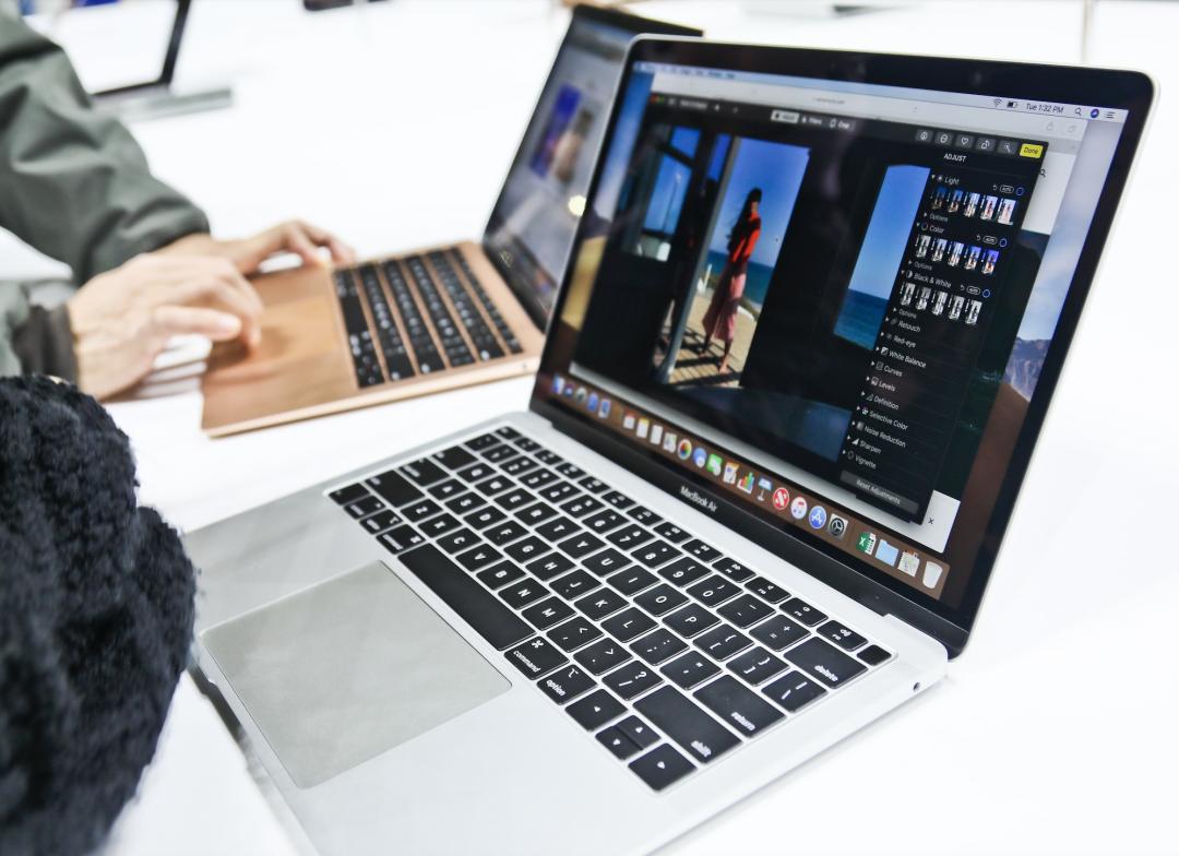 M2和M3晶片的MacBook Air升級最低標配16GB記憶體,售價仍自32,900元起。(圖/美聯社)