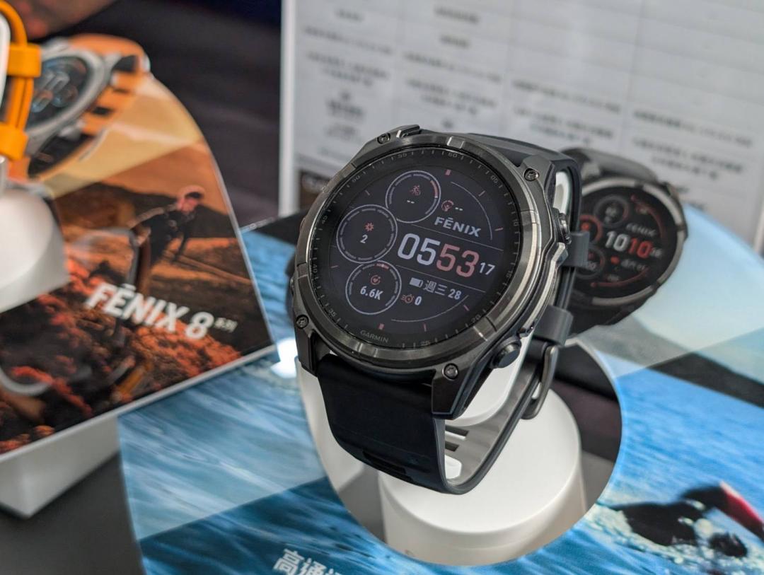 為了最大程度延長續航，Garmin fēnix 8 SOLAR設有太陽能充電螢幕，最長可以48天不充電。 （記者黃肇祥攝）
