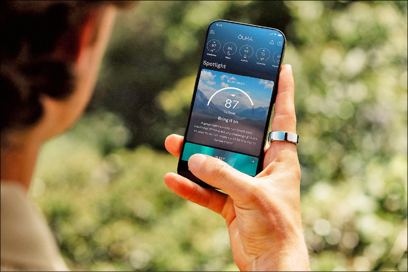 Oura Ring 4推出6色選擇，指環內側平整讓人忽略感測器的存在，349美元起（約台幣11,200元），台灣未販售。