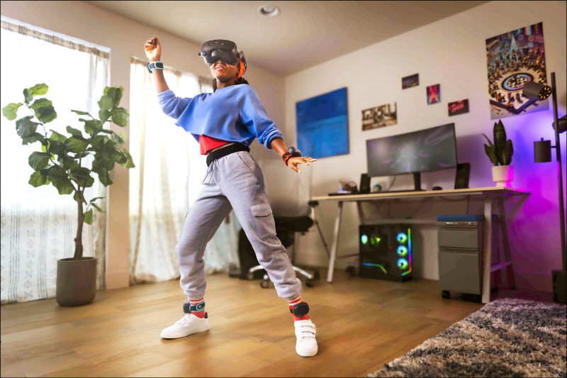 HTC VIVE Focus Vision透過DisplayPort模式，可將頭戴裝置直接連接PC顯示卡，帶來無損低延遲的遊戲畫面，34,900元。