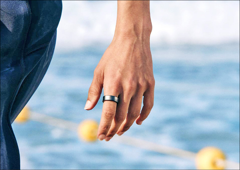 三星首款智慧戒指Galaxy Ring，採用鈦金屬材質重量極輕，399.99美元（約台幣12,820元），台灣未販售。