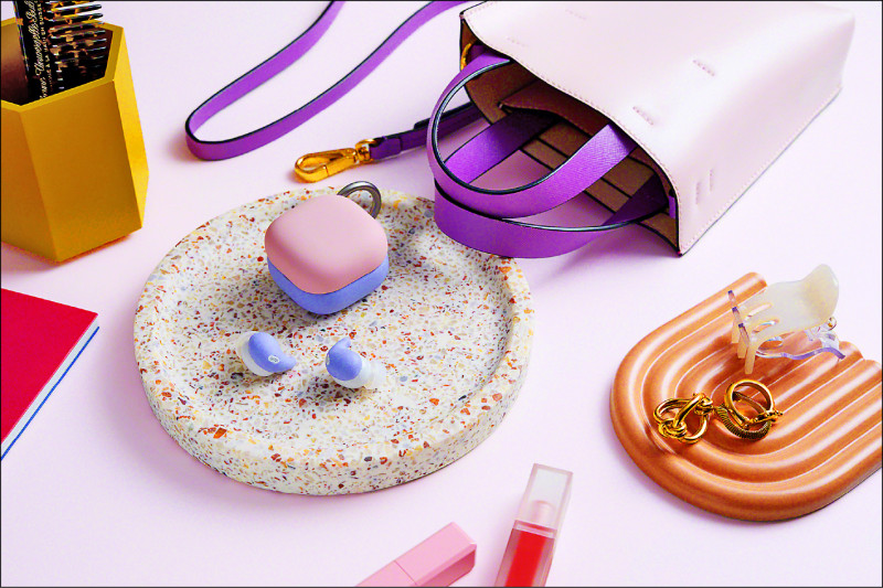 Sony為LinkBuds Fit和LinkBuds Open開發了多種繽紛色彩的耳勾和充電盒果凍套，價格店洽。