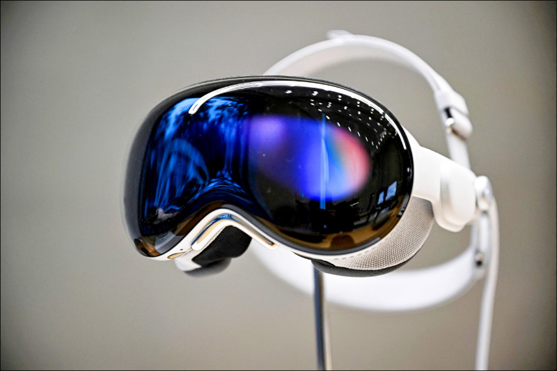 蘋果Vision Pro，3,499美元起（約台幣112,100元），台灣尚未販售。（美聯社）