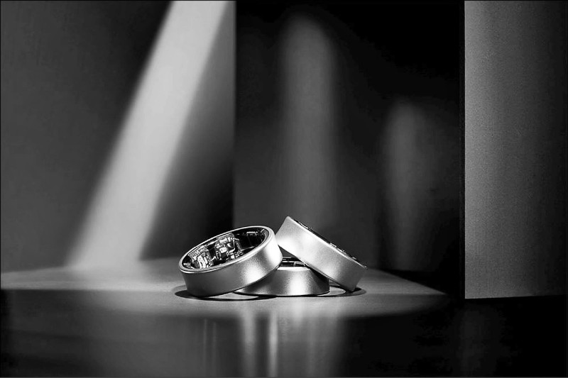 三星首款智慧戒指Galaxy Ring，採用鈦金屬材質重量極輕，399.99美元（約台幣12,820元），台灣未販售。