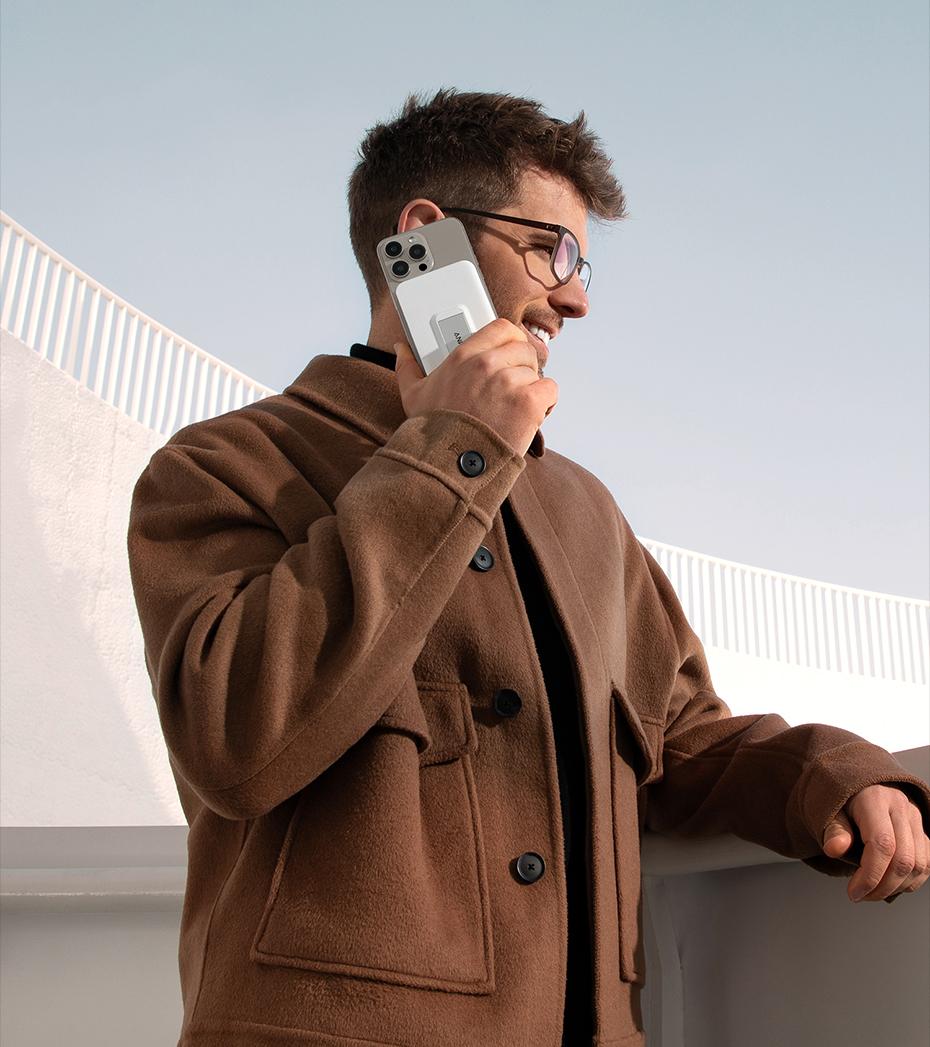 磁吸式行動電源增加了外出使用的方便性。圖為ANKER A1654。