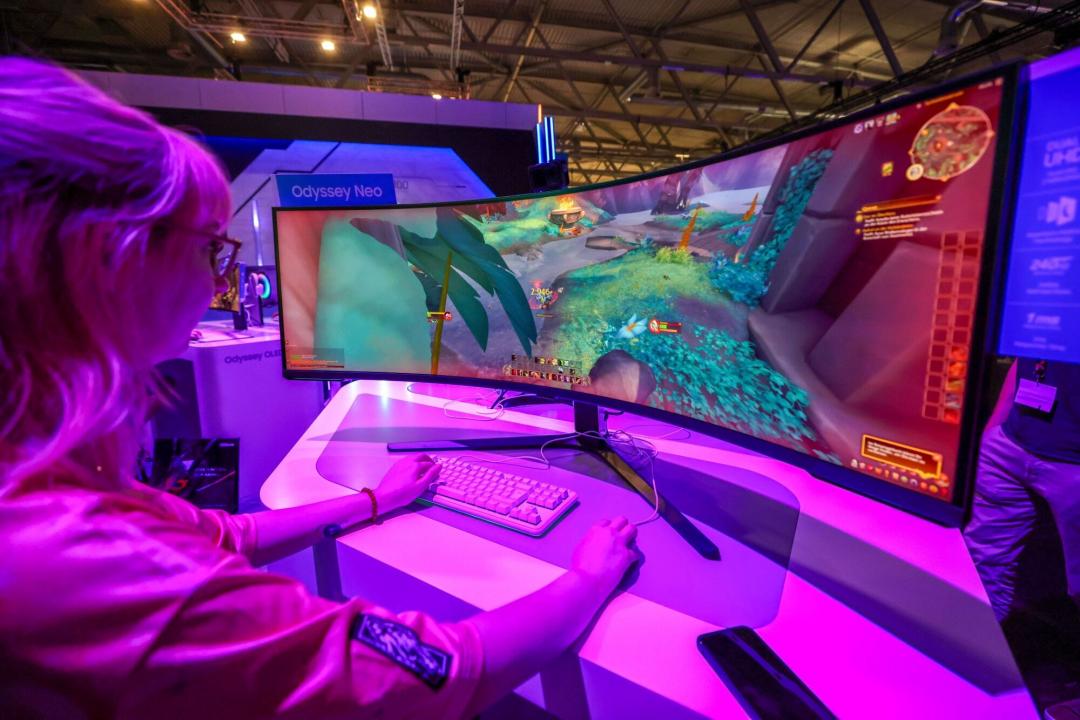 曲面螢幕會採用更為狹長的比例搭配大尺寸，完整覆蓋人眼所能看到的視線。（彭博社）