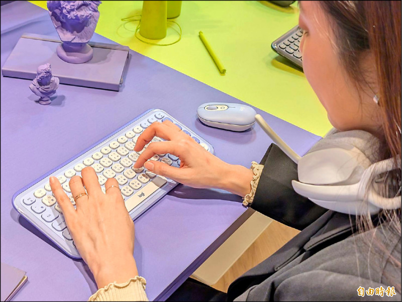 Logitech POP ICON、Logitech POP MOUSE皆採無線連接,除支援藍牙,也可通過Logi Bolt USB接收器配對。(記者黃肇祥攝)