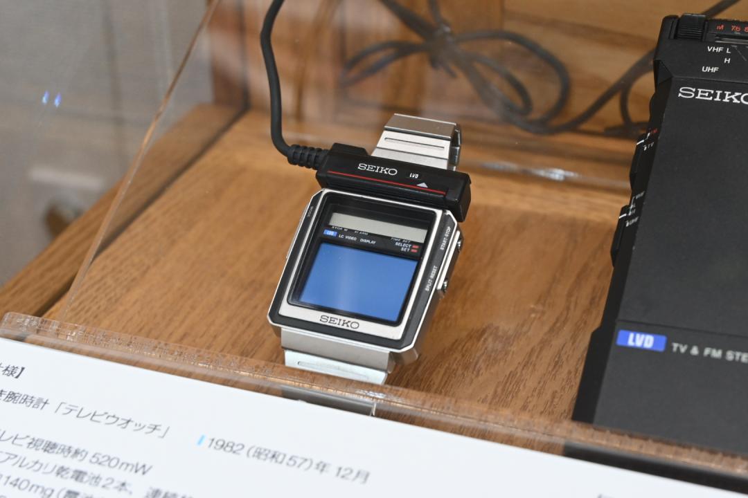 比起用液晶螢幕製作電視，Epson 反而曾推出「電視手錶」。