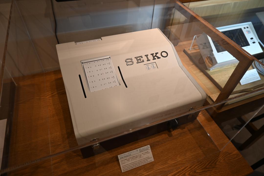 此為 Epson 印表機最古老的源頭，一開始只能打印數字，用於列印奧運選手的成績單。