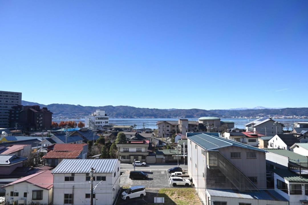 Epson長野總社恰好坐落於諏訪湖邊，此處也是動畫電影《你的名字》導演新海誠的取景地，風景十分宜人。