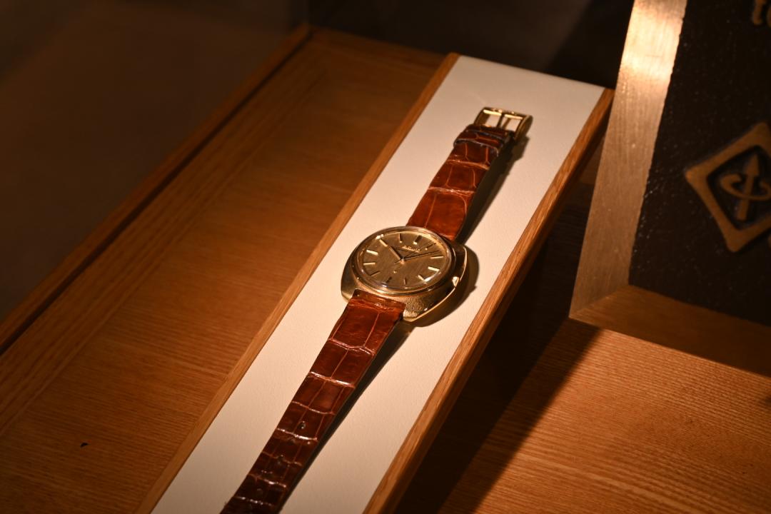 Astron 35SQ 石英錶所需要的「石英震動器」，直到現在也仍是 Epson 有在經營的業務之一。
