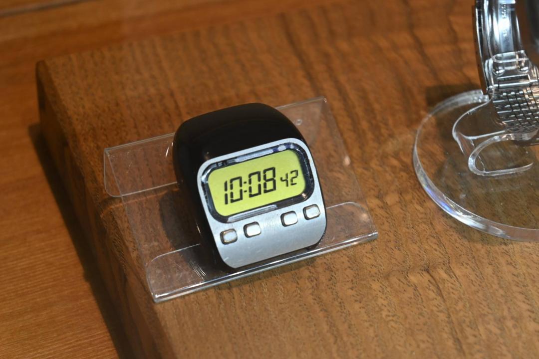 早年電子錶只能顯示小時、分鐘，是因為螢幕變化的頻率無法追上秒數的變化，Epson是第一家推出能顯示秒數的手錶品牌。