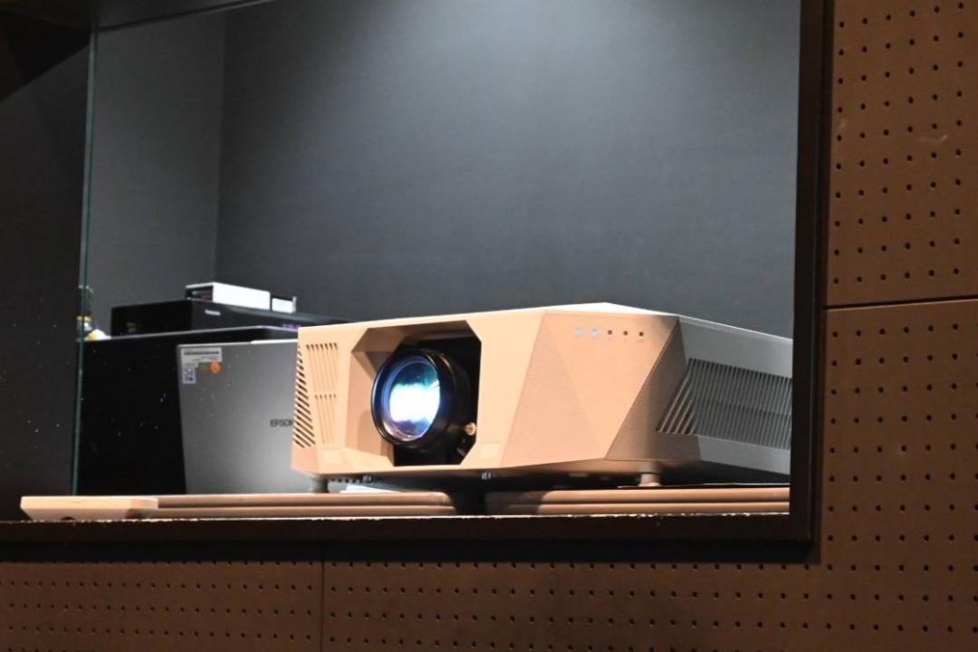 前進 Epson 日本總部 3／直擊全新頂級 4K 投影機！超高亮度開燈看也清晰