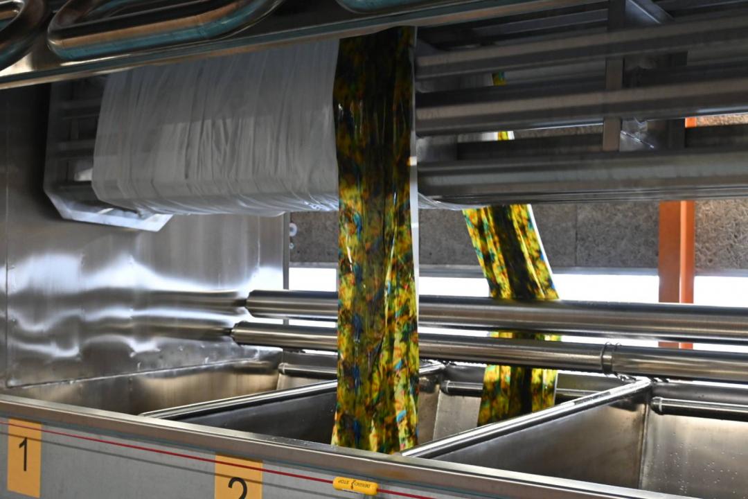 數位紡織不需要經過水洗的步驟，因此可以減少超過 90% 以上的用水量，也能降低廢棄布料的數量。