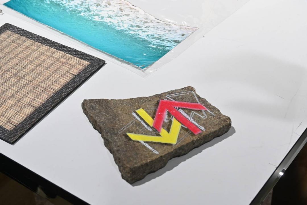 通過 UV 印刷的技術，即便是石頭也能印上想要的造型。