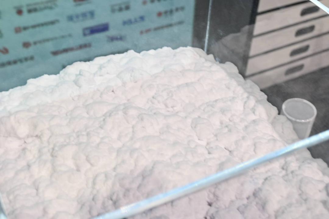 廢紙會先被去纖維化，變成如棉絮一樣。