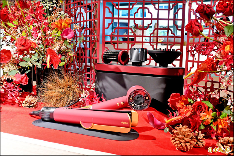為迎接2025新年,Dyson加碼推出兩款絲絨紅新春限定版產品,Supersonic Nural吹風機,售價14,600元(後),以及將在12月下旬發售的Airstrait二合一吹風直髮器,售價16,600元(前)。(記者黃肇祥攝)